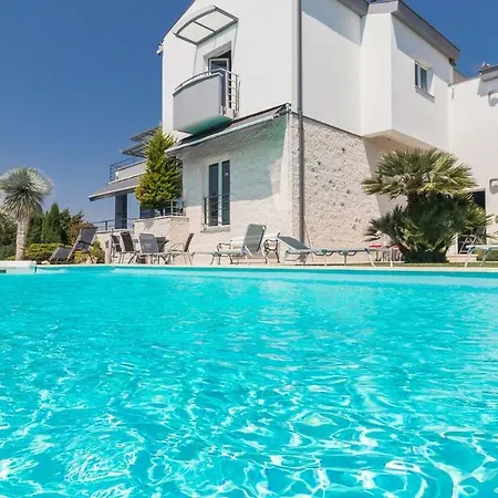 别墅 Luxury Nicol With Pool And Sea View 300m From The