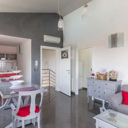 Luxury Nicol With Pool And Sea View 300m From The Pula