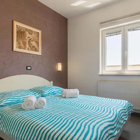 别墅 Luxury Nicol With Pool And Sea View 300m From The