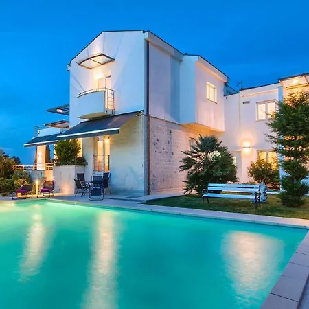 ヴィラ Luxury Nicol With Pool And Sea View 300m From The