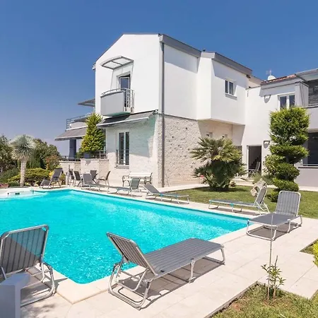 Luxury Nicol With Pool And Sea View 300m From The Pola